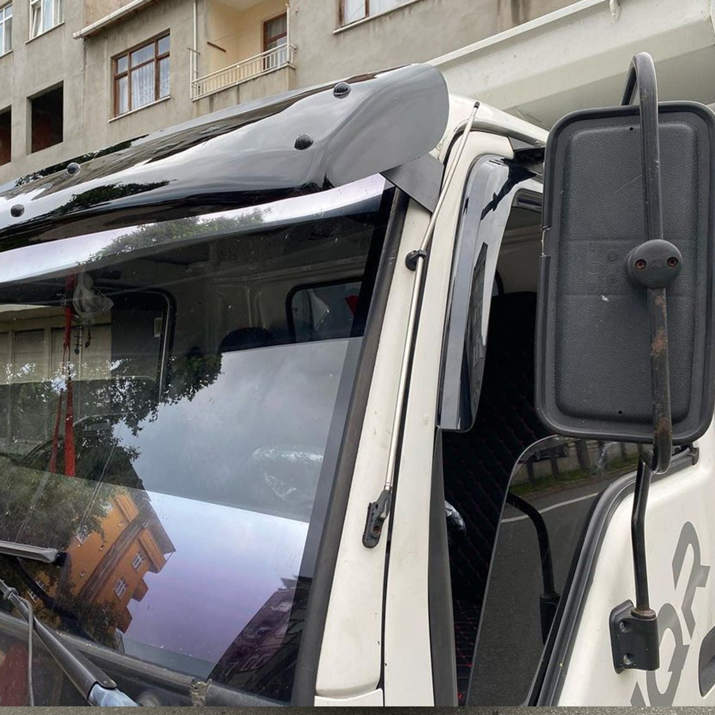 Isuzu Nqr Wıde 2002-2005 Yılları Arası Ön Cam Güneşliği